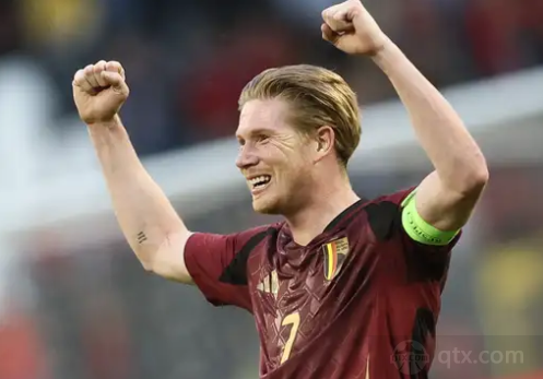 拜仁女足vs里昂女足的比赛中，患癌的拜仁门将格